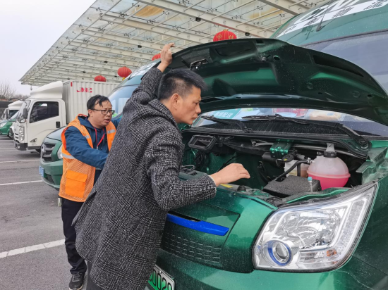 圖為吉安市煙草專賣局物流中心人員對車輛進行安全隱患排查