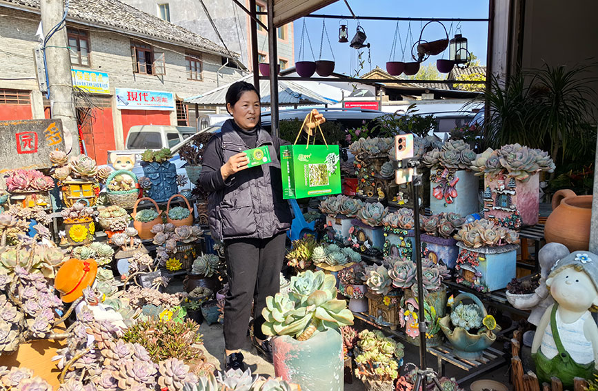 徐寄華平時在店鋪門口直播---楊芮攝