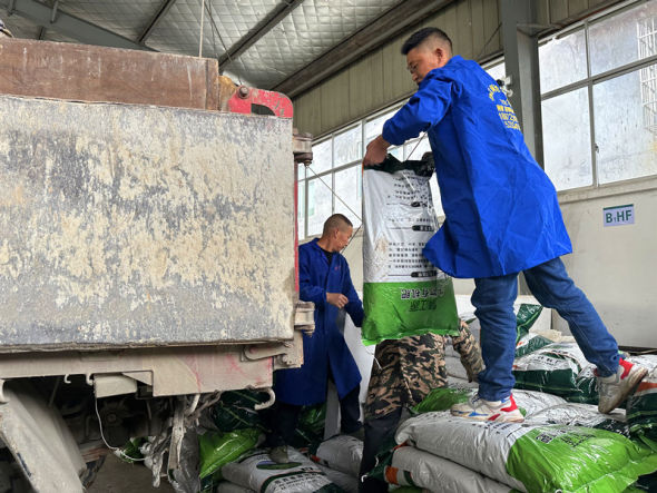 對煙用物資進行裝車 楊林供圖