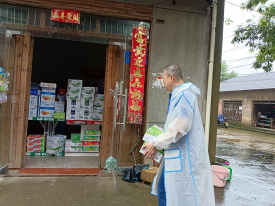 圖為黨員志愿者幫助零售客戶轉移貨物