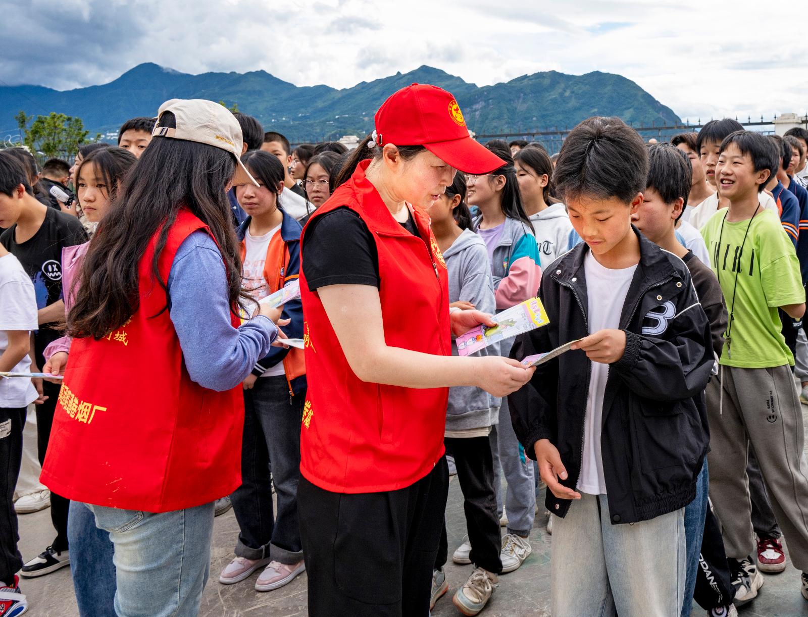 黨員志愿者向師生發放了安全知識宣傳小手冊.jpg