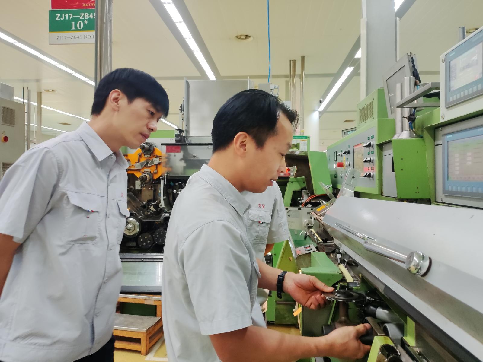 圖為該車間在開展技能鑒定實操培訓