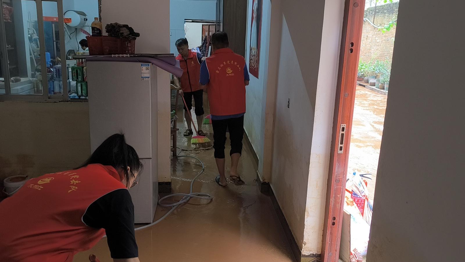 幫助零售戶清理積水和淤泥.jpg