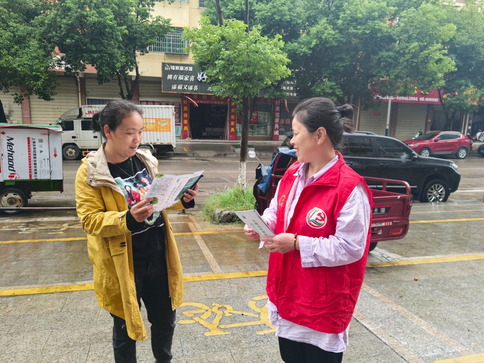 黨員志愿者開展愛國衛生宣傳.jpg