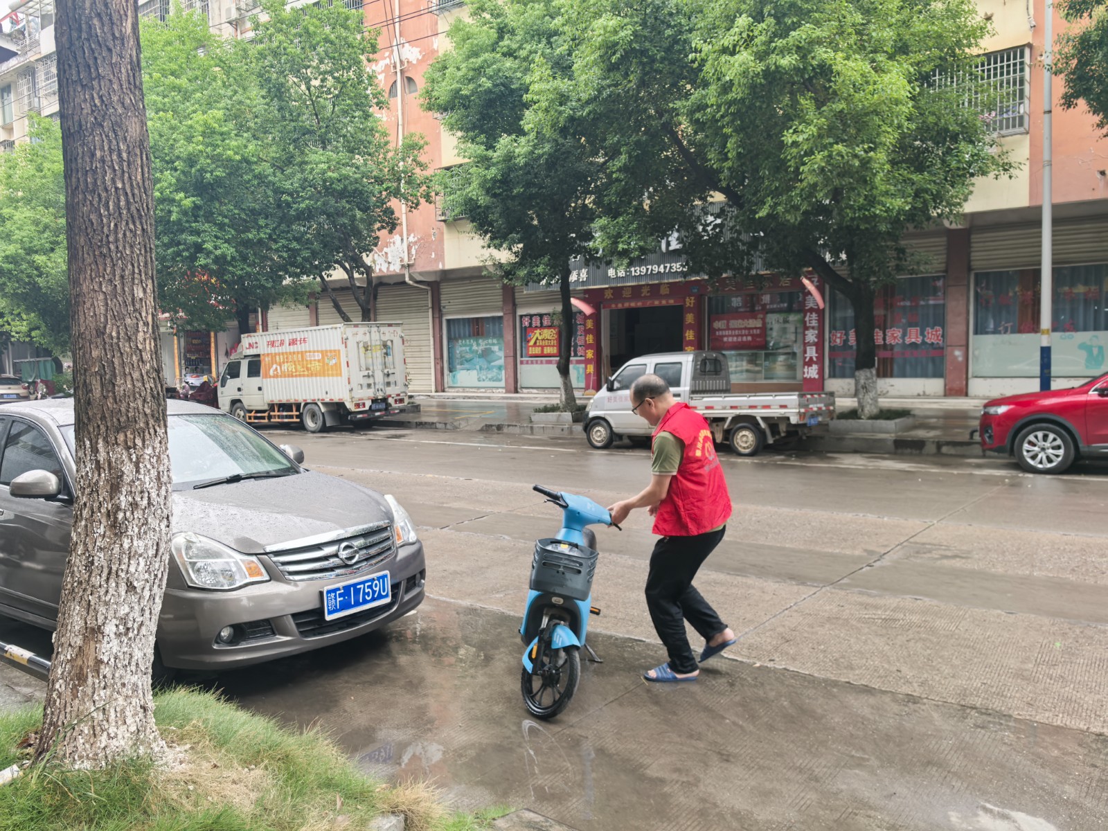 社工志愿者整治亂停亂放共享單車.jpg