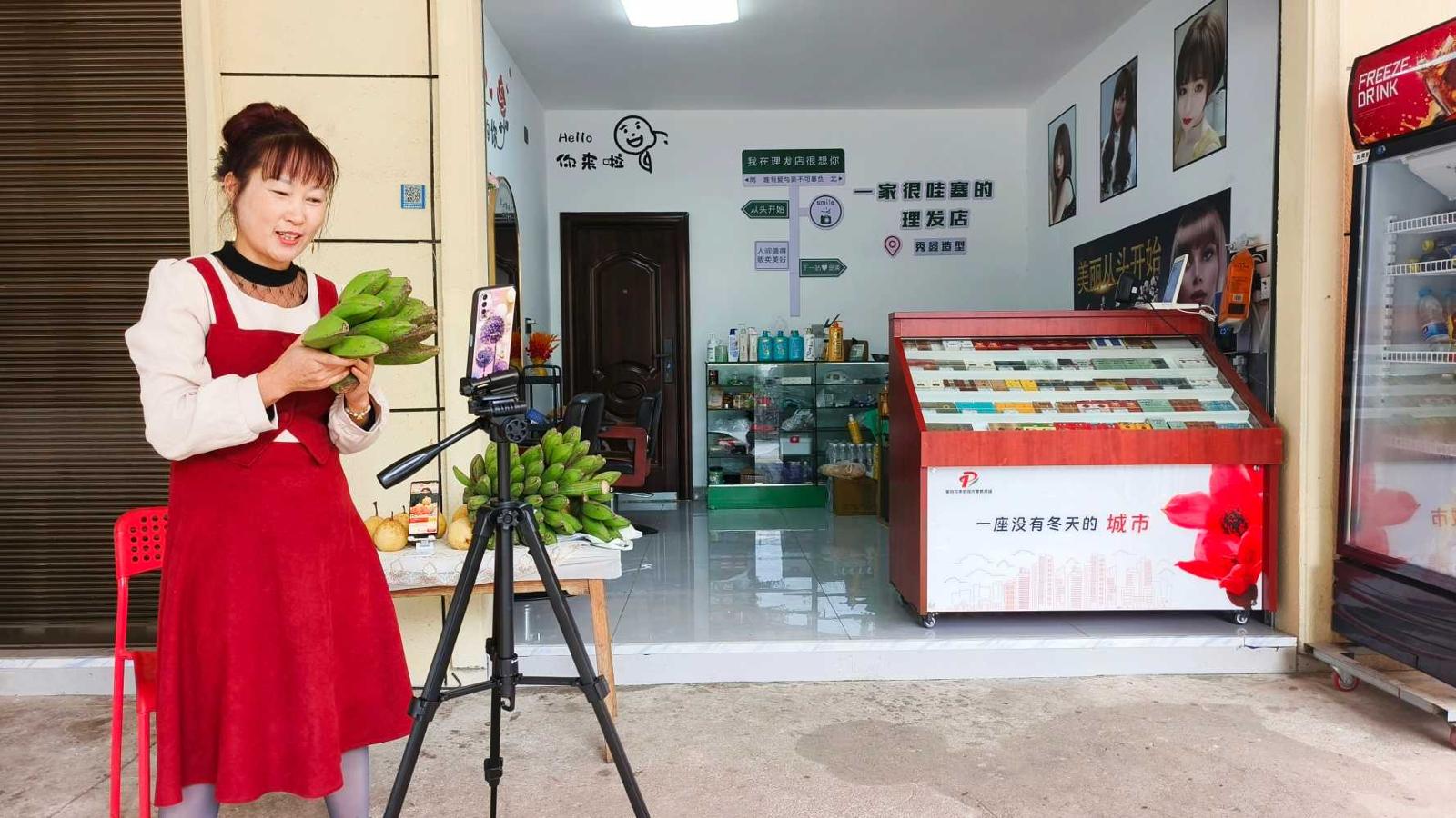 零售戶韓萬秀正在直播介紹當(dāng)?shù)厮?jpg