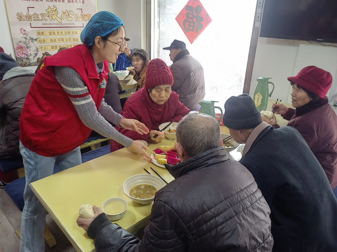 圖為在老年食堂提供敬老服務(wù)