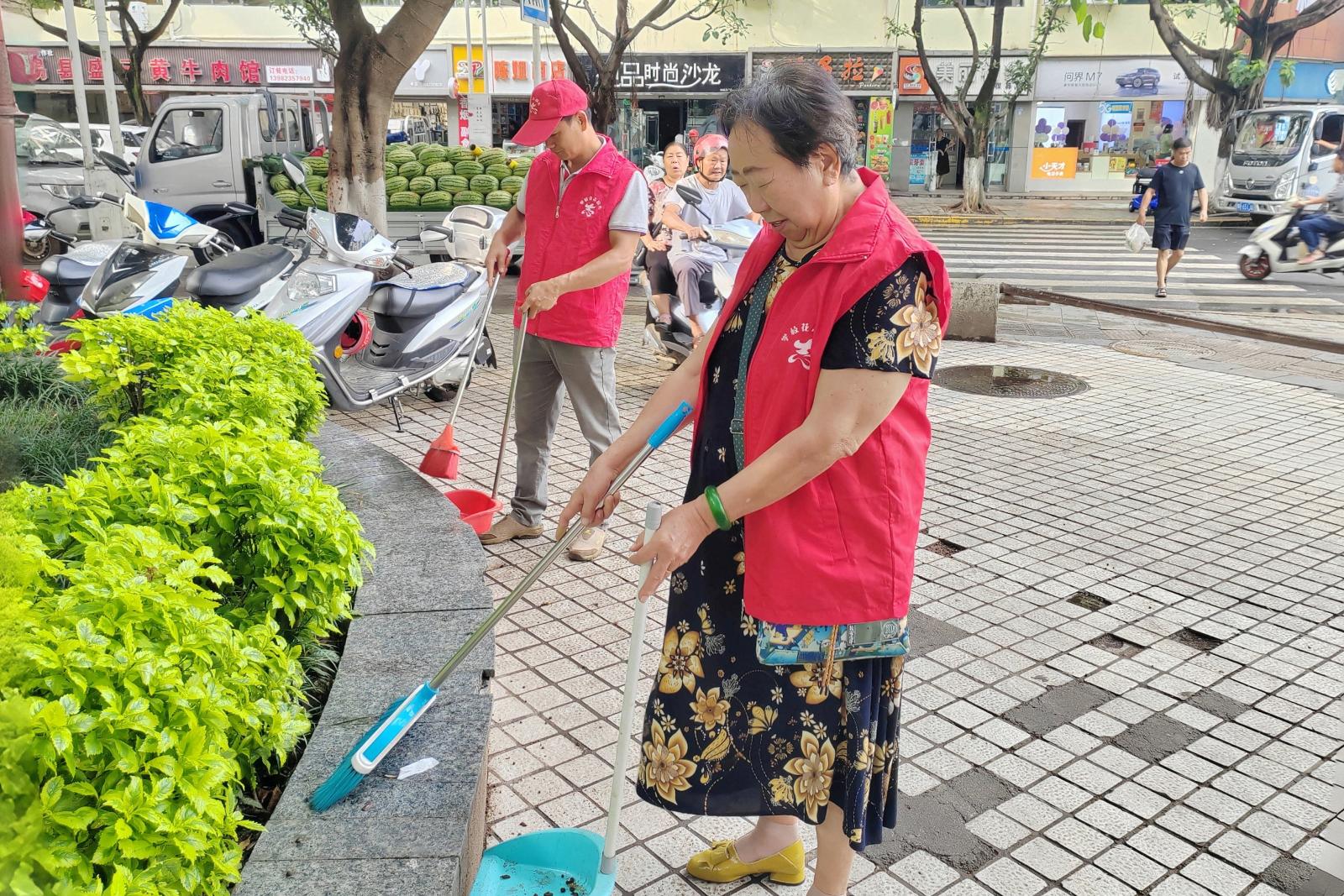 退休老同志們在清掃街道.png