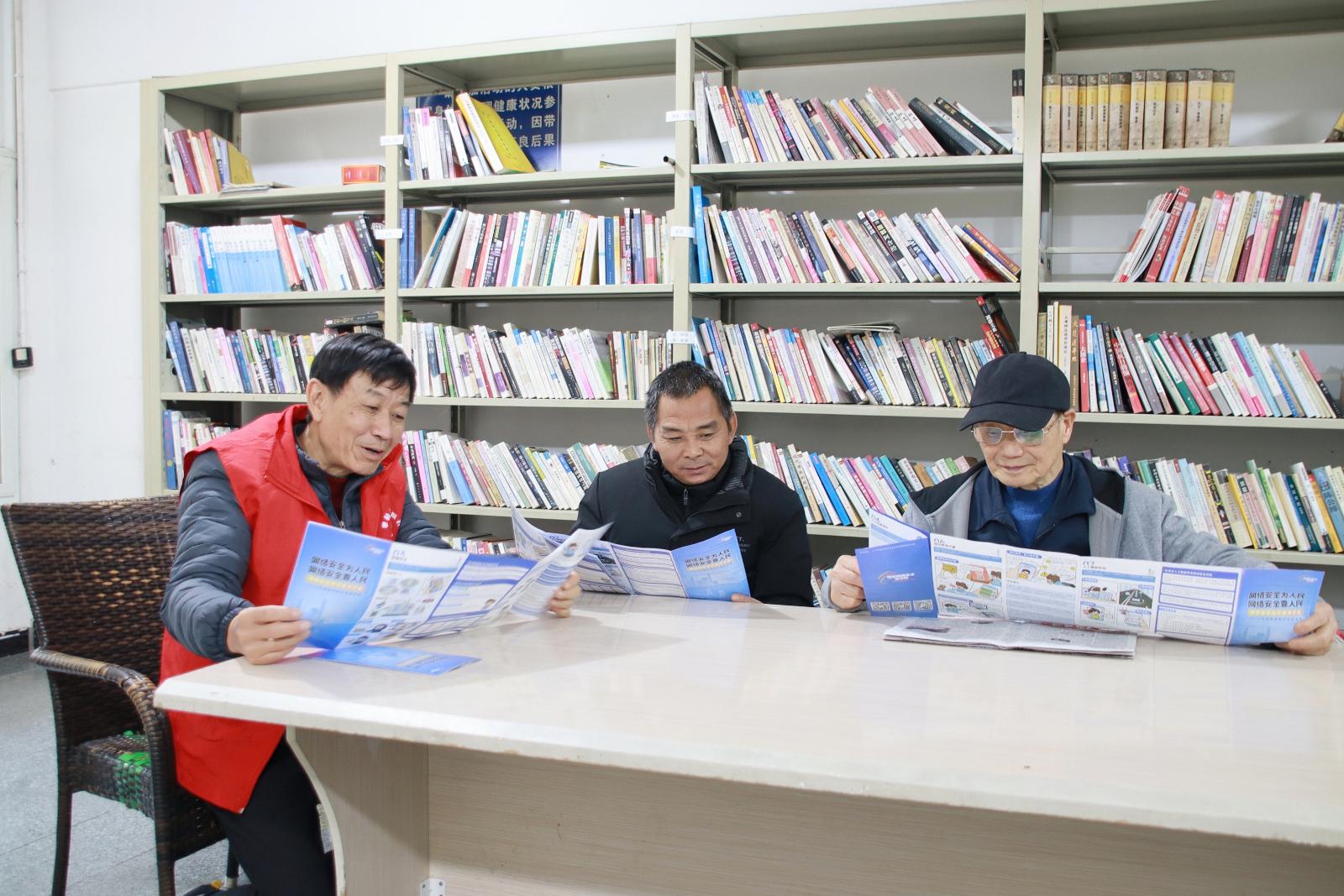 陳易源在講解網絡安全知識.jpg