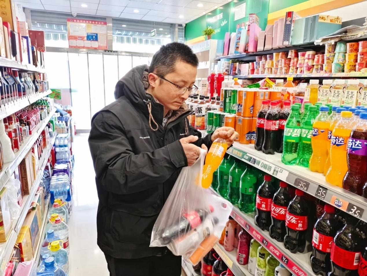 付冠荃在店內打包商品