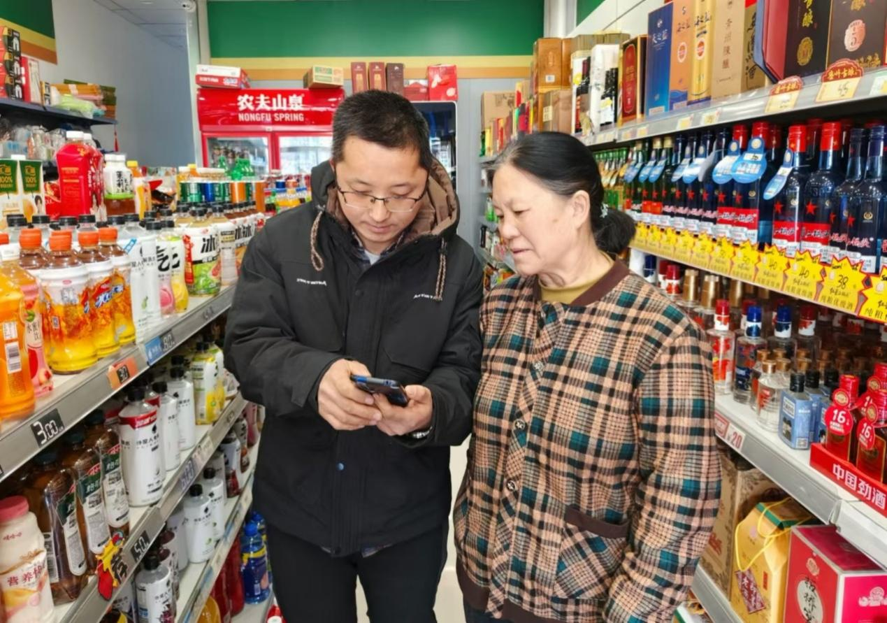 付冠荃在指導老年顧客使用手機下單