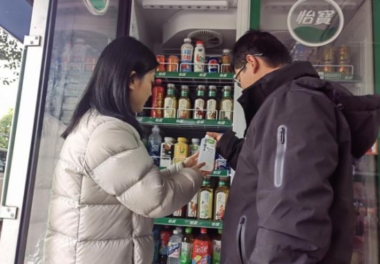 圖為新建區煙草工作人員和丁雄劍一起選爆款商品