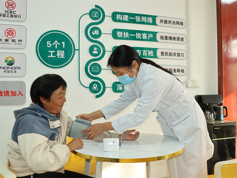 在超市助農(nóng)專區(qū)開展免費(fèi)診療服務(wù)