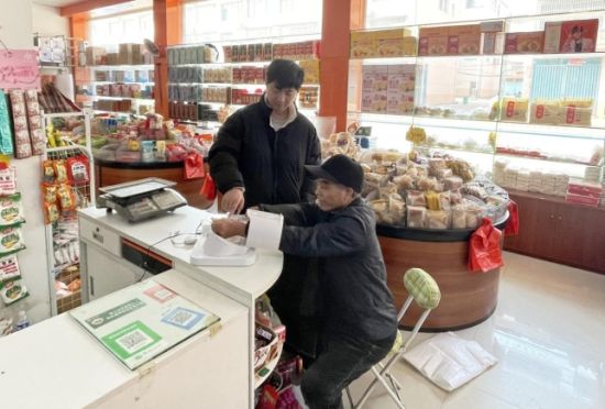 圖為進賢煙草員工為老年零售客戶測量血壓 吳華云攝