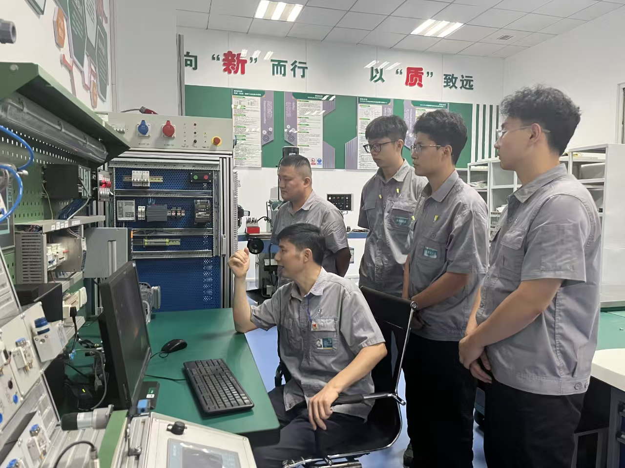 卷包車間員工在創新工作室學習PLC控制系統原理
