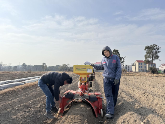 圖為旋耕起壟施肥一體機下田測試.