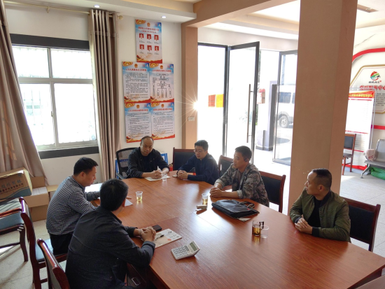 圖為弋陽駐村工作隊與村兩委討論工作機制