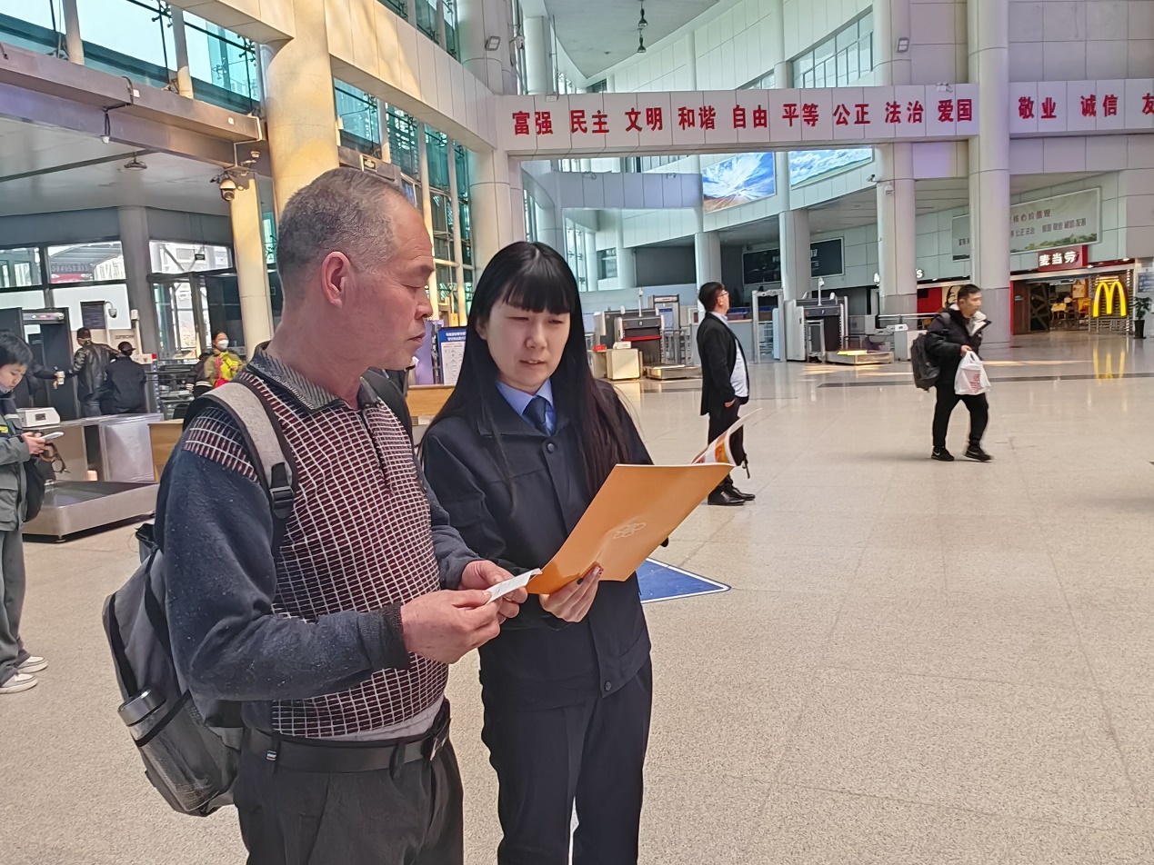圖為在火車站候車廳向往來旅客宣傳舉報路徑及獎勵辦法