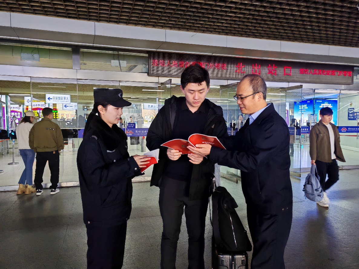 圖為聯合鐵路公安開展聯合普法