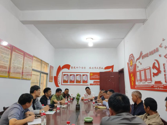 圖為省煙科所及青州所專家在招攜煙站開展新品系種植經驗交流會.p