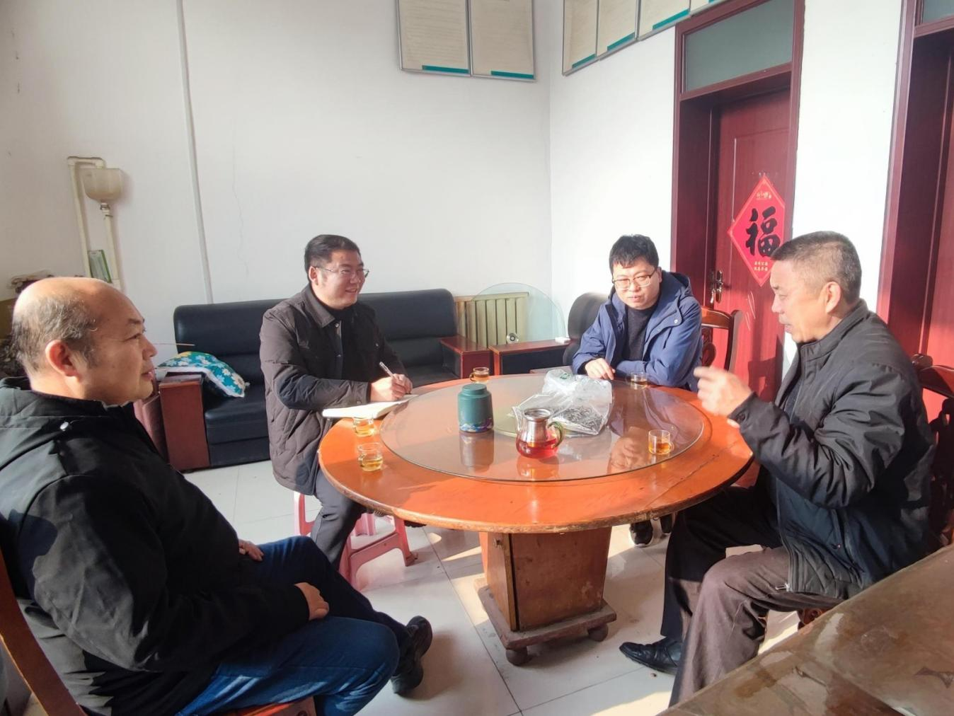 圖為深入煙農家中了解煙農困難