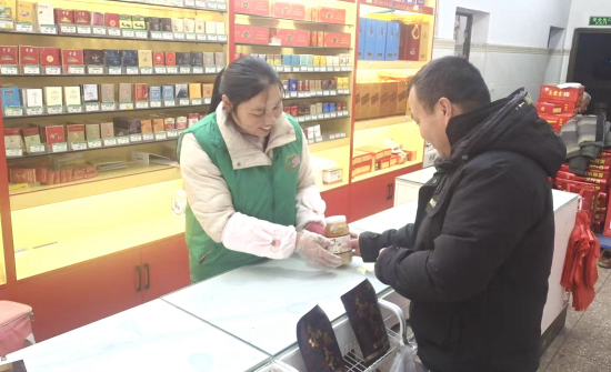 圖為德油超市幫助農戶銷售農副產品