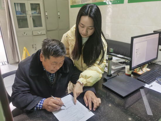 圖為證件管理員引導申請人填寫表單