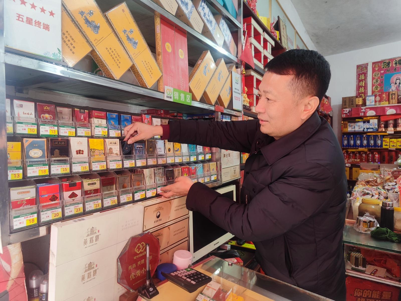 圖為客戶經理幫助農網零售客戶優化商品陳列出樣.jpg