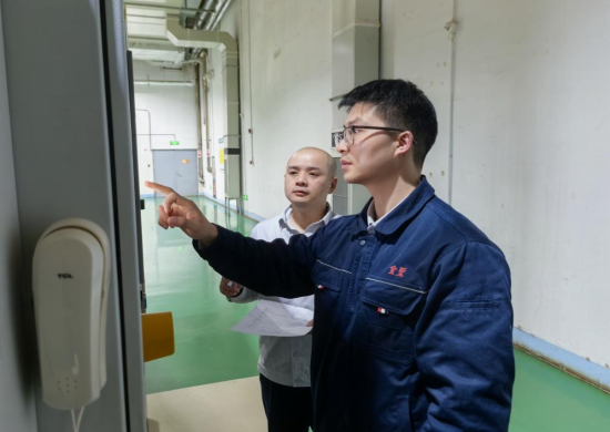 圖為青年員工正在參加設備操作競賽
