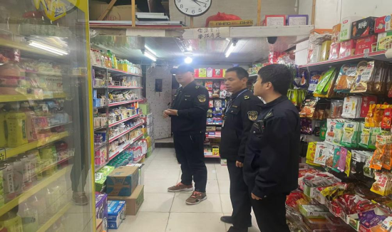 圖為定南縣煙草專賣局聯合市監開展校園周邊專項整治行動.