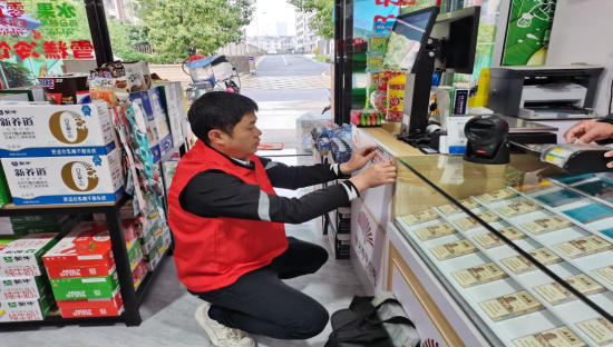 圖為遂川煙草客戶經理在零售終端店指導