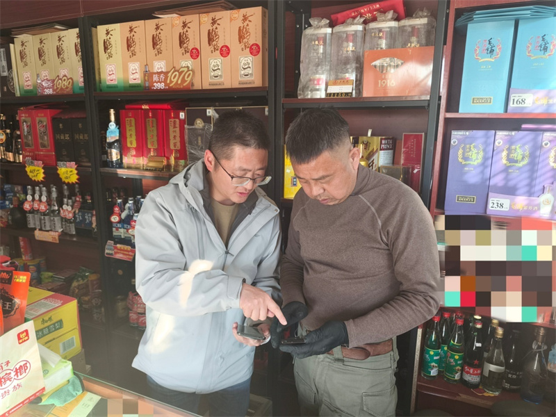 零售戶正在手機上申請調換