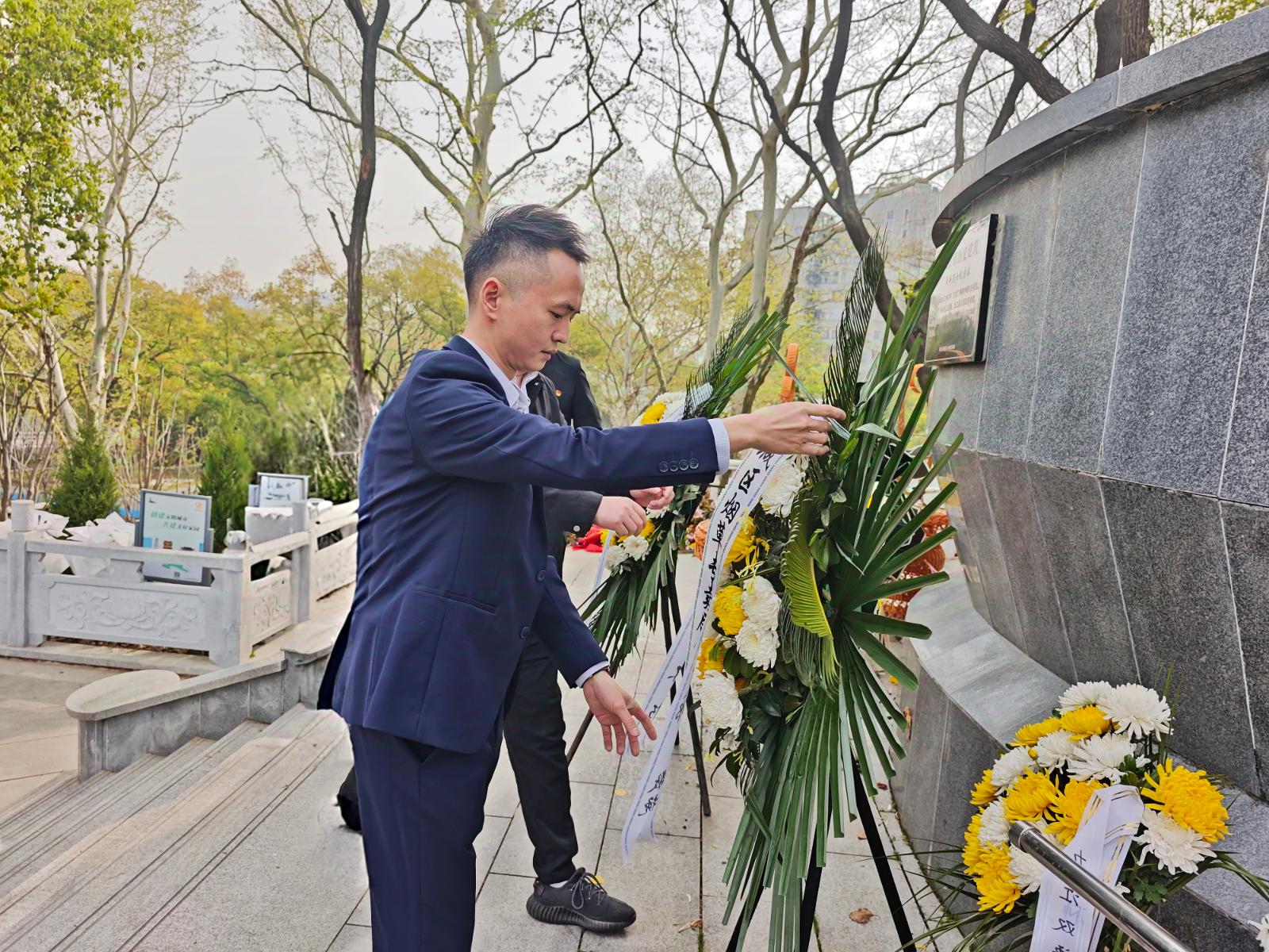 黨員敬獻(xiàn)鮮花.jpg