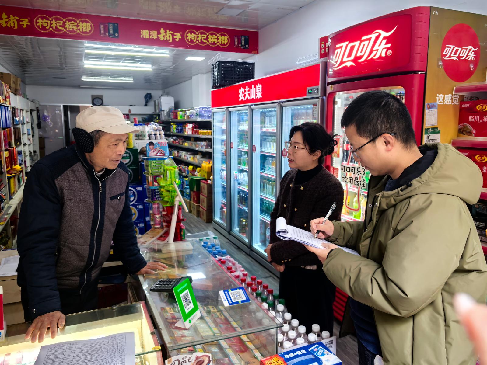 圖為紀檢監察人員開展市場走訪.jpg