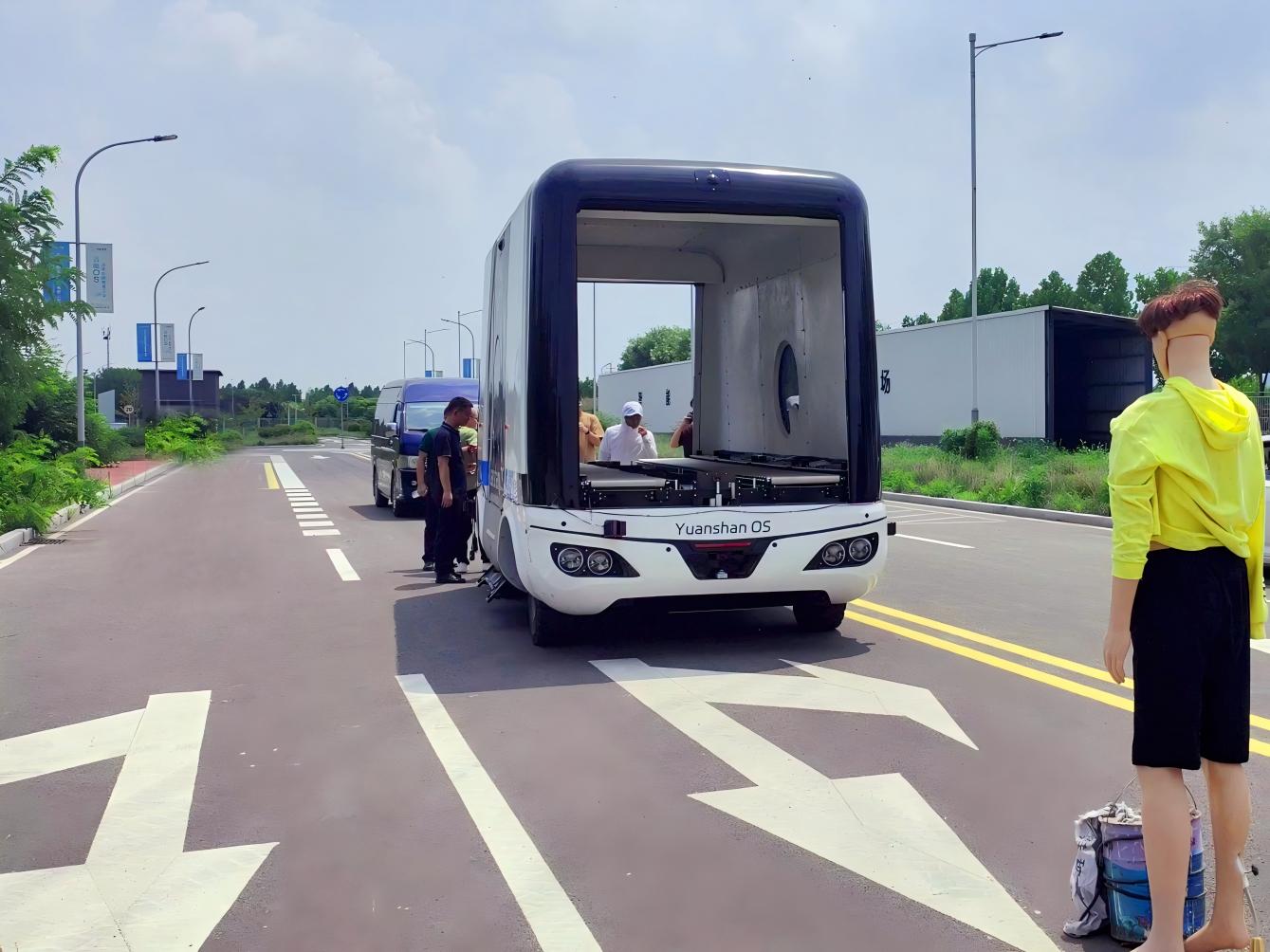 圖為技術人員對無人駕駛物流車進行安全防撞模擬測試