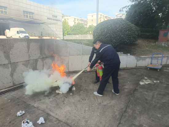 圖為員工操作滅火器進(jìn)行滅火