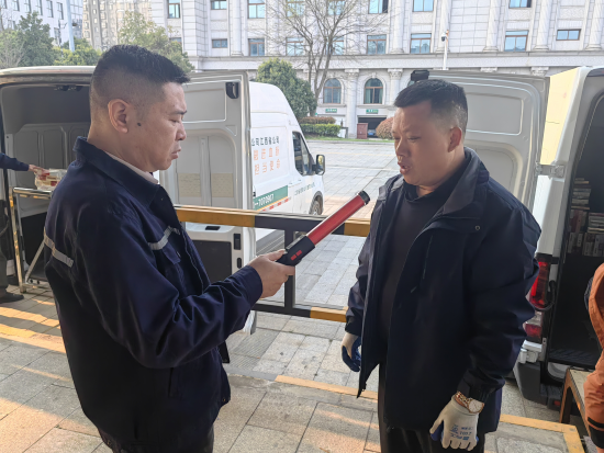 圖為上班前對員工進(jìn)行酒精含量檢測