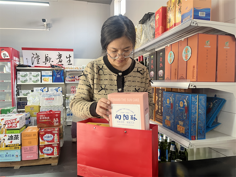 李冉為外地游客郵寄特產
