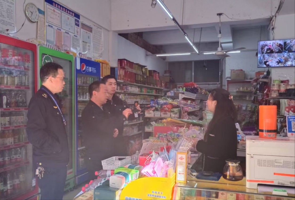 煙草執法人員與市場監管部門開展聯合執法檢查.jpg