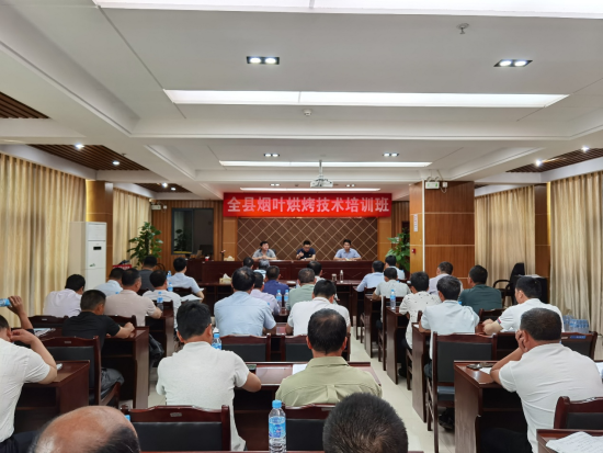 圖為職業煙農積極參加烘烤技術培訓