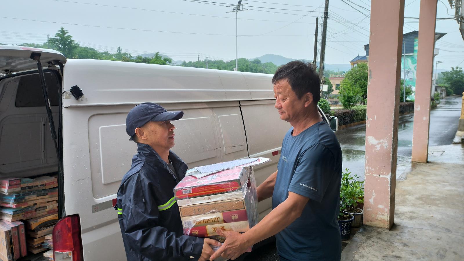 彭澤分公司扎實做好雨季卷煙送貨工作.jpg