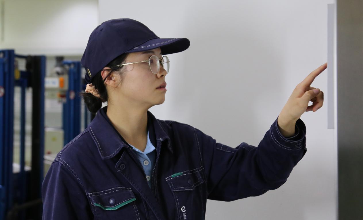 圖2 戴龍珠正在操作照明控制智能系統