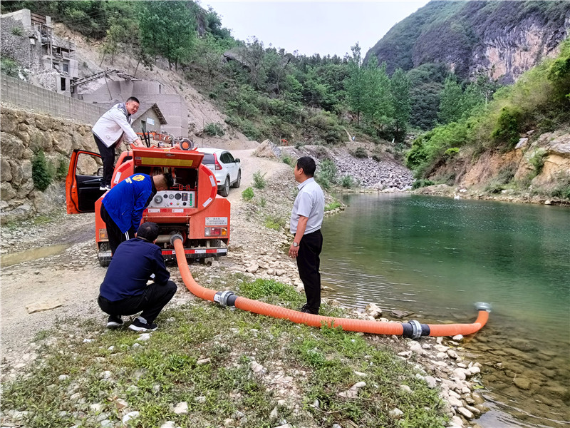 襄陽(yáng)市保康縣兩峪鄉(xiāng)煙站協(xié)調(diào)抽水車取水灌溉
