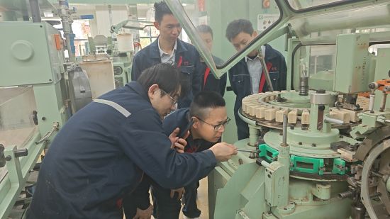圖為青年員工點檢小組正在對ZB45包裝機6號輪進行點檢.jpg