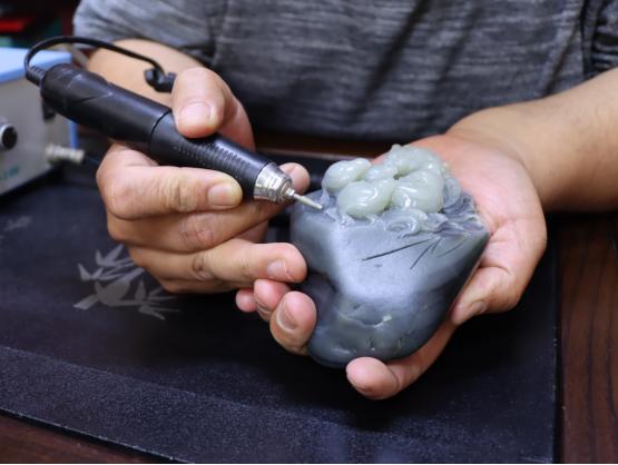 圖為宋濤在精心雕琢細節