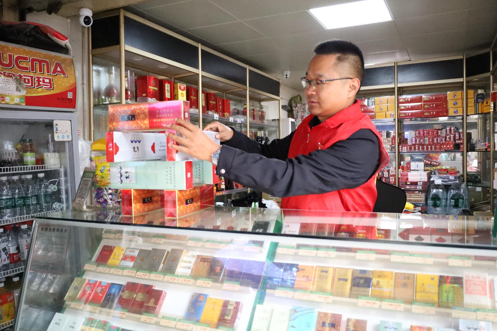 黨員蘇曉偉在零售戶店內(nèi)開展品牌陳列.jpg