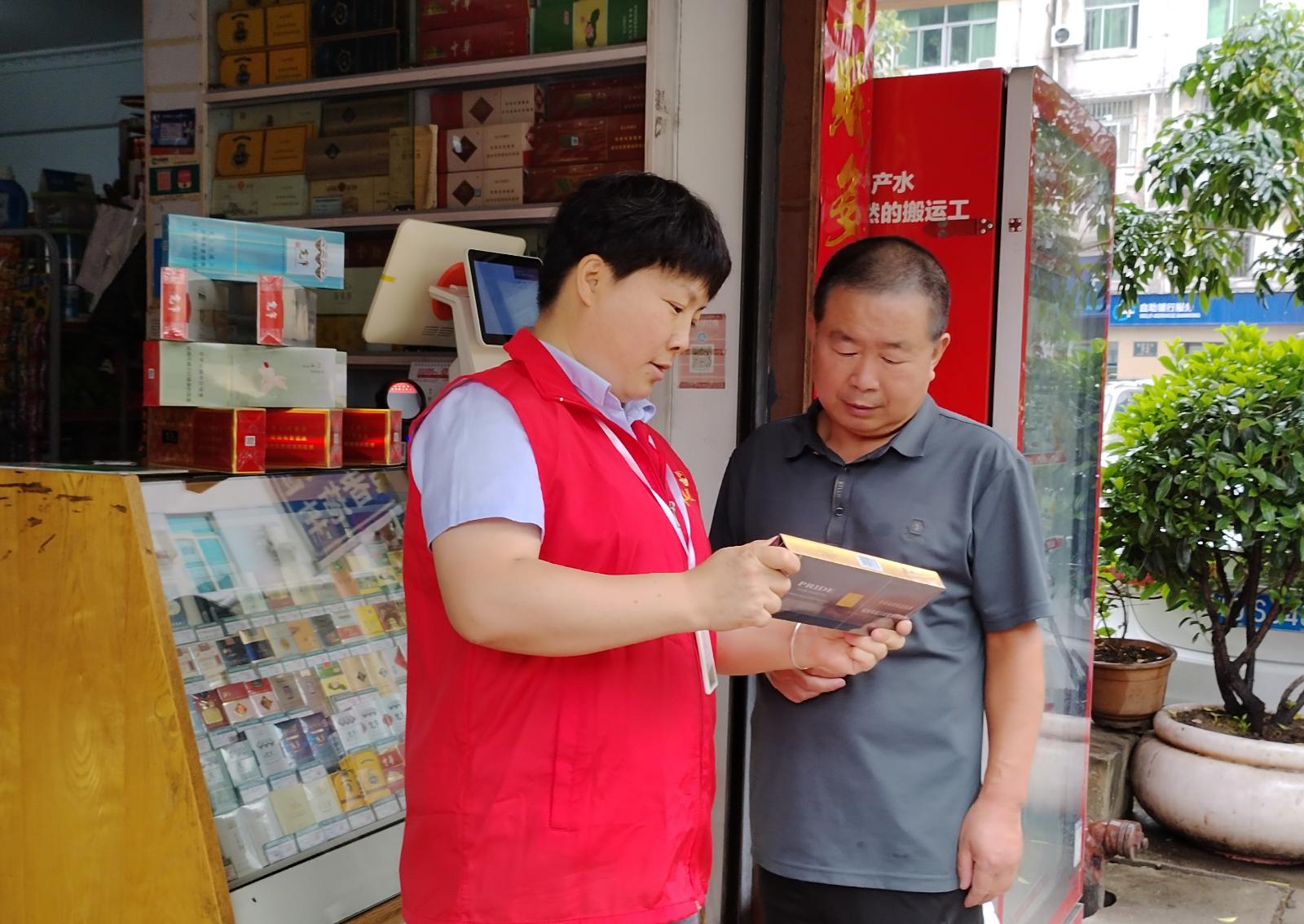 黨員劉記駐店開展品牌推薦服務(wù).JPG