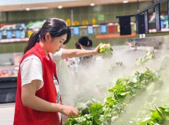 圖為志愿者幫助零售戶整理有機蔬菜