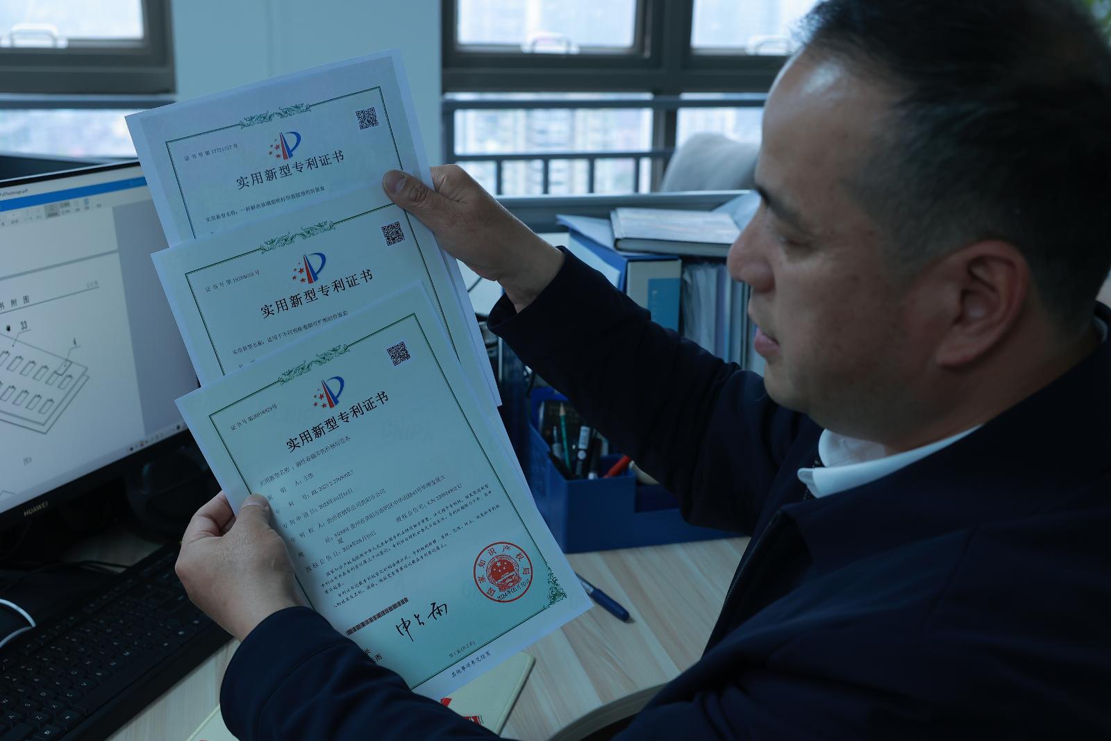 王敬展示所獲得的專利證書(shū)