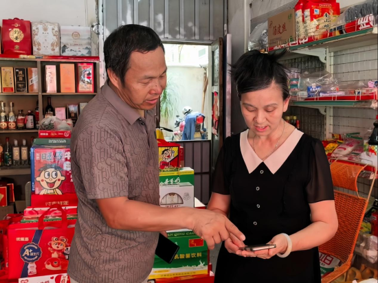 圖為送貨員指導(dǎo)客戶手機(jī)終端簽收.png